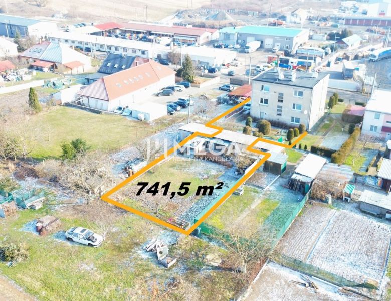 Lakótelek Homonnán, 741,5 m² területtel, épületekkel körülvéve.