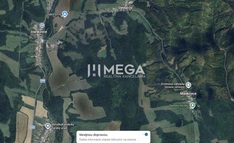 Légi felvétel a mezőgazdasági és erdőterületekről Maškovce közelében.