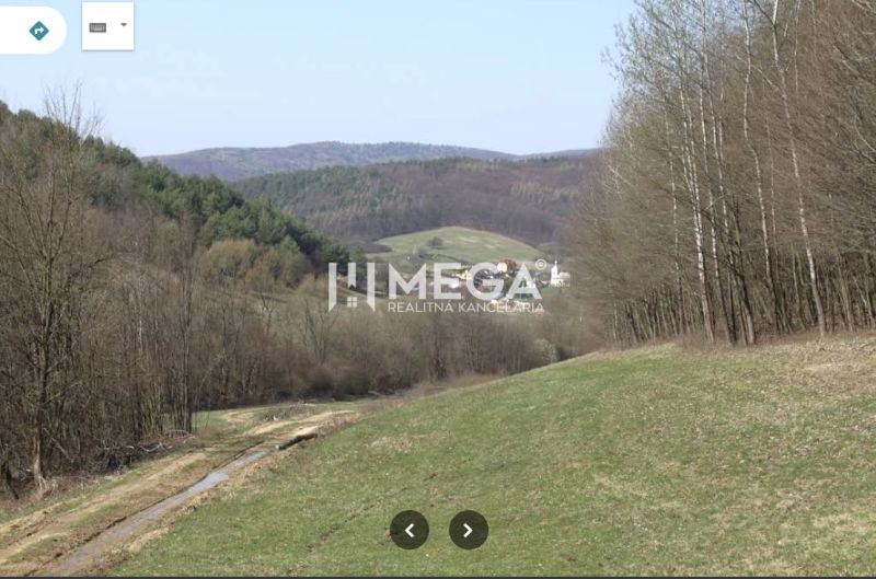 A Maszkföld vidéke mezőgazdasági és erdőterületekkel, amelyeket dombok és erdők vesznek körül.