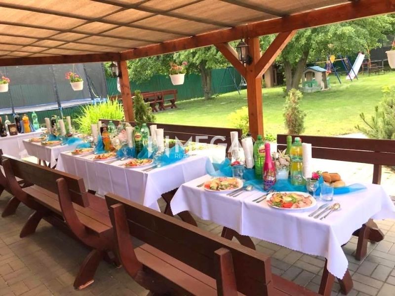 Asztalok megterítve a Vranov nad Topľou-i Budovateľská utcában, vendéglátóipari helyiségek.