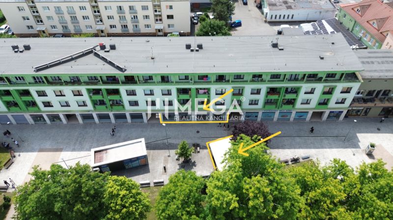Épület üzlethelyiségekkel és sétálóövezettel a Szabadság téren, Vranov nad Topľou városában.