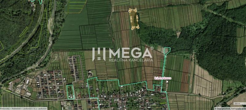 A légi térkép Lackóc mezőgazdasági és erdészeti területeit mutatja a parcellák körvonalaival.