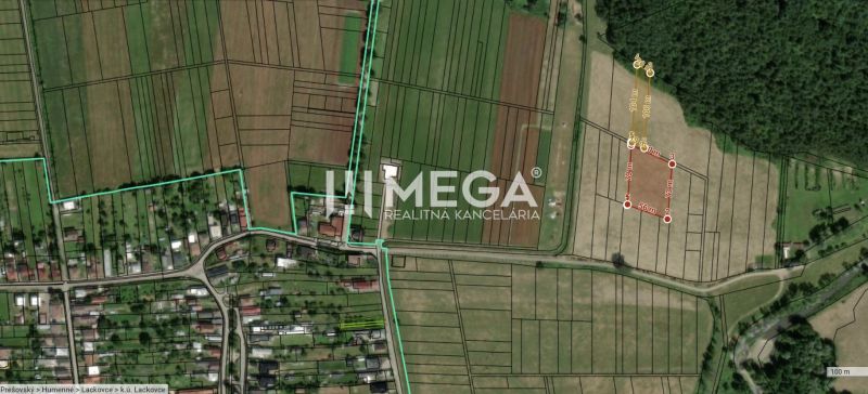 Légi felvétel a Lackóc melletti mezőgazdasági és erdészeti területekről, határokkal jelölve.