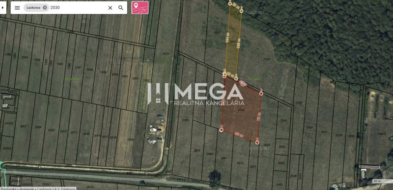 Légi felvétel a Lackóc környéki mezőgazdasági és erdőterületekről, kijelölt parcellákkal.