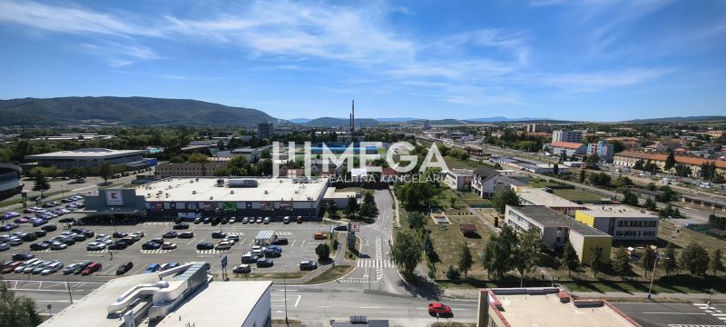 Légi felvétel Humenné egy részéről a Štefánik utcán, irodák és szupermarket.