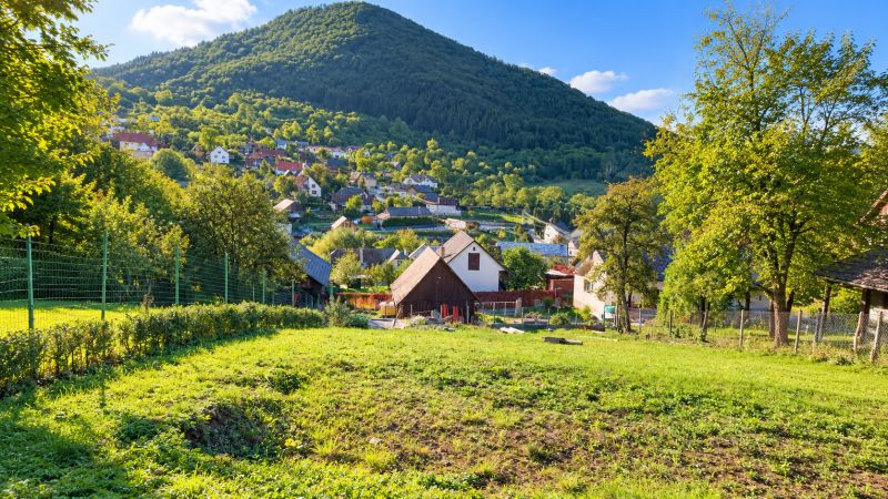 Košecké Podhradie utcában, Košecké Podhradie településen zöld területek terülnek el - lakóhely kilátással a hegyekre.