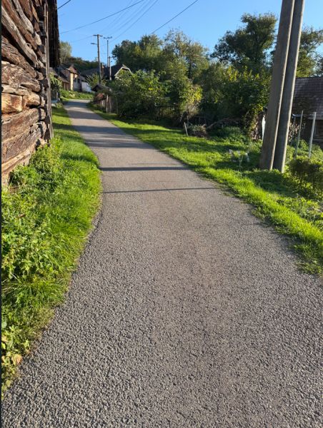 Út az épületek között Košecké Podhradie-ban lakóterületekkel.