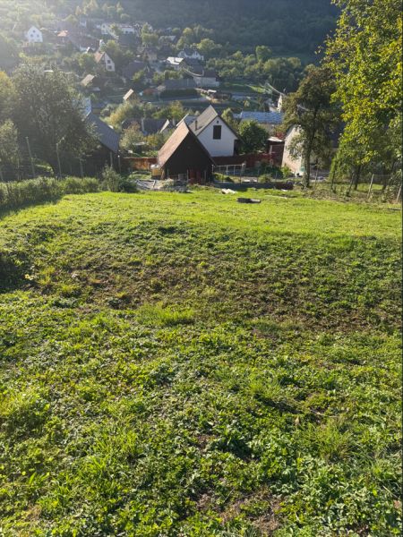 Košecké Podhradie lakóterületeket kínál vidéki építészettel és környező zöldterületekkel.