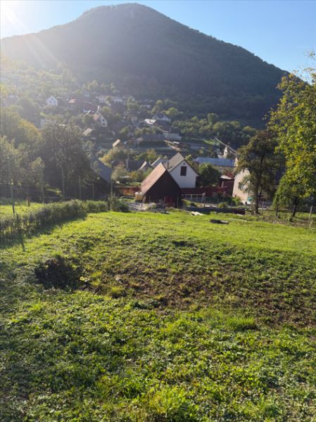 Lakótelek Košecké Podhradie-ban, természet és házak által körülvéve, hegycsúcsok alatt.