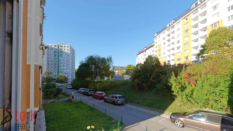Rozkvet utca, Považská Bystrica, lakóházakkal és parkoló autókkal a 3 szobás lakásnál.