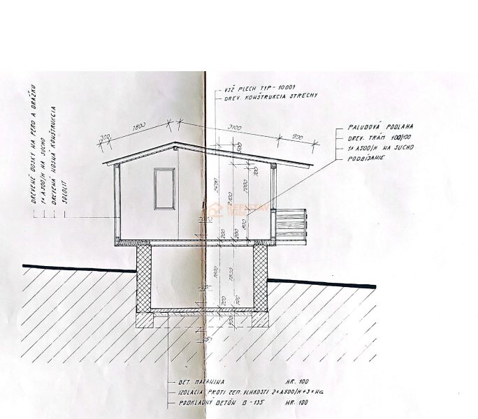 Faház építési projekt nyeregtetővel és fa dekorációjú padlóval.