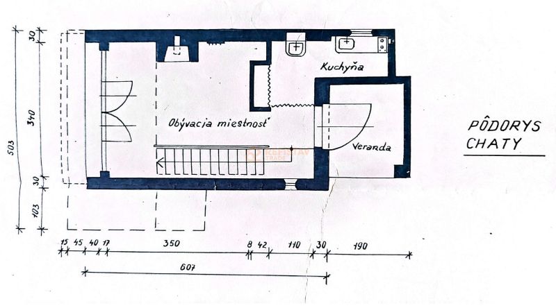 A ház alaprajza bejárati verandával, nappalival és konyhával. Kert.