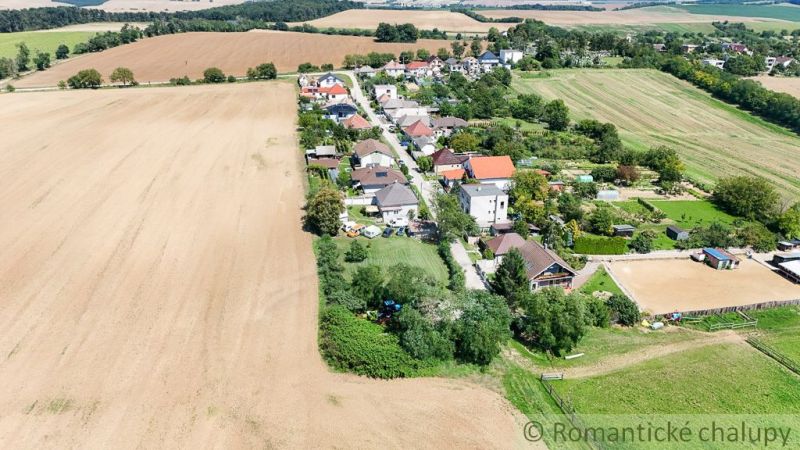 Légi felvétel a Záhradák, Pastuchov falu kilátását mutatja be a mező mellett.