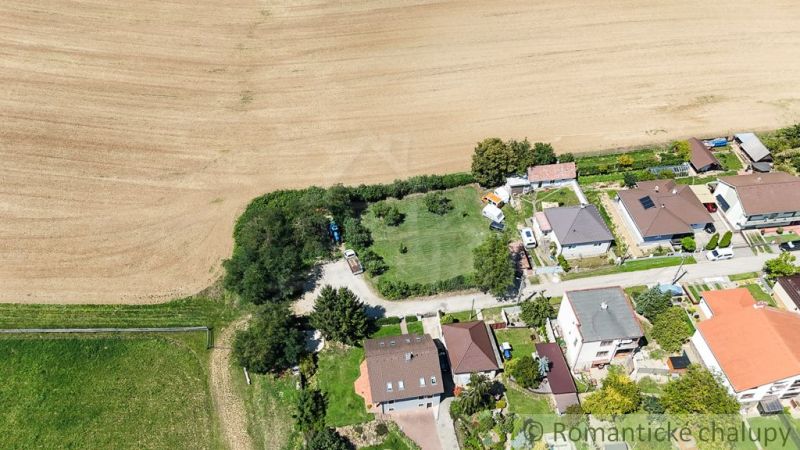 Légi felvétel a Pastuchov kertekről, amelyeket házak és mezők vesznek körül.