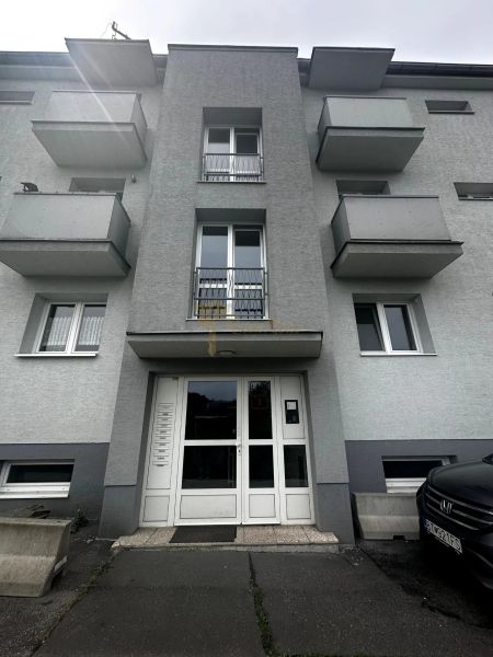 A Drotárska úti lakóház bejárata, Pozsony - Óváros.