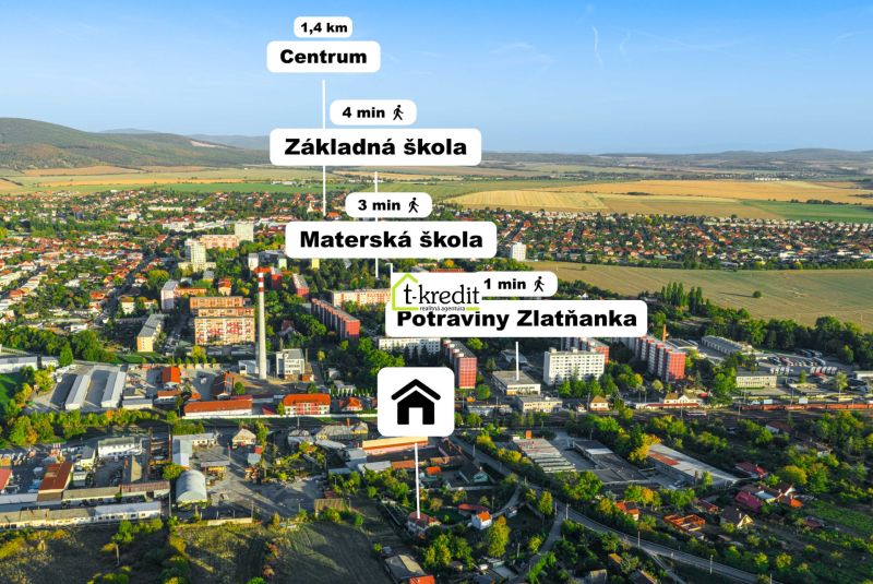 Családi házak légifelvétele Aranyosmaróton, a létesítmények távolságaival.