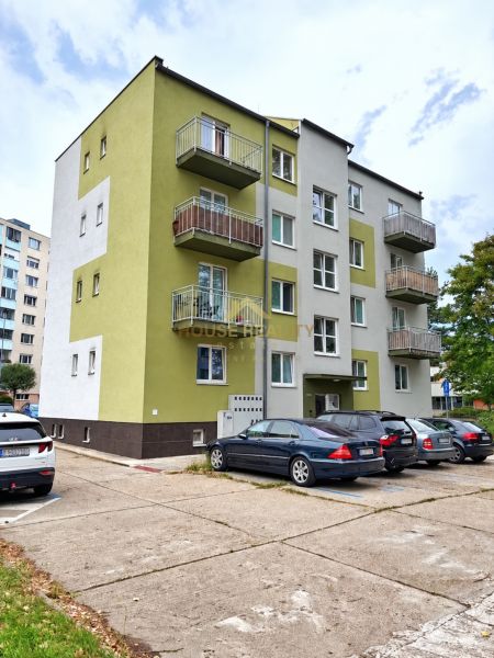 Lakóház az Andrusovova utcában, Pozsony - Petržalka, parkoló autókkal az épület előtt.