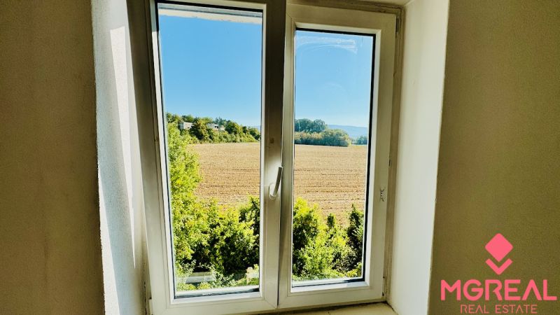 Kilátás egy egyszobás lakásból a mezőre és a zöldövezetre Malé Kršteňanyban.