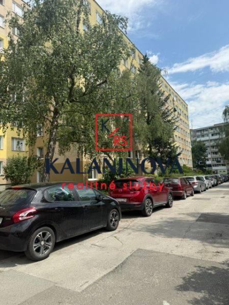 Kilátás a kassai Obrody utcára - a Nyugat városrészben, parkoló autókkal egy 4 szobás lakásnál.