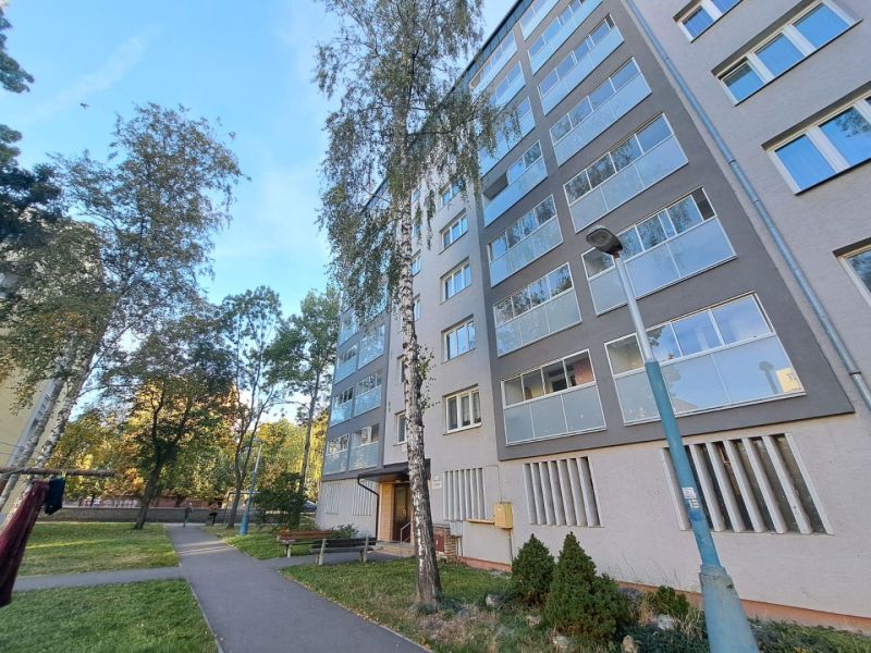 A Štúrova utcai lakóház Poprádon fákkal körülvéve egy 2 szobás lakásnál.