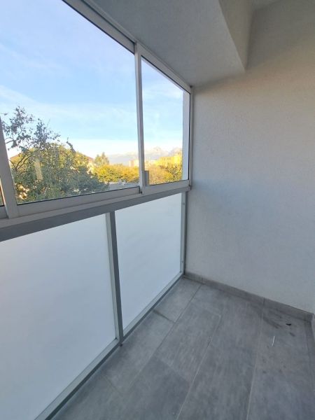 Üvegezett erkély egy 2 szobás lakásban, kilátással az erdőkre, Poprádon, a Štúrova utcában.