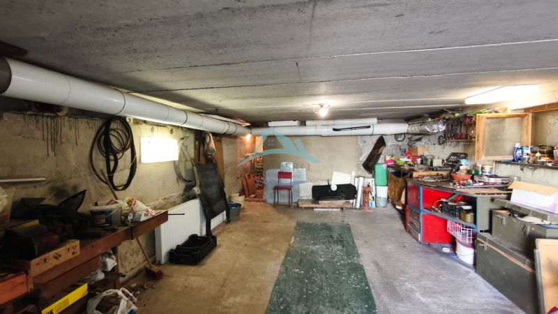 A családi ház pincéje Nénincen tárolóhellyel, szerszámokkal és rendezett szükségletekkel.