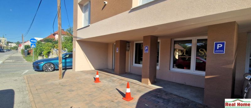 Kereskedelmi helyiségek a szenicei Vajanského utcában, fenntartott parkolóval.