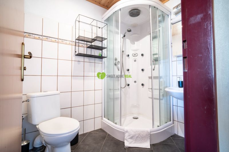 Fürdőszoba WC-vel és zuhanyzóval a szállodákban és panziókban.