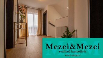 Családi ház elegáns virágmintával és fa mintázatú padlóval.