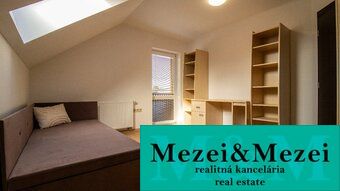 Világos hálószoba családi házban, ággyal és tetőablakkal. Ingatlanközvetítő iroda: Mezei&Mezei.
