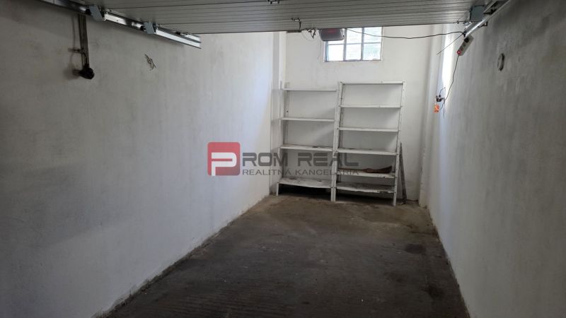 Betonpadlós és polcos garázs Pozsony III-ban, a Pionierska utcában.
