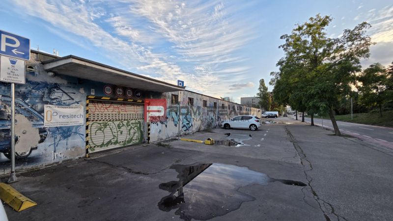 A Pionierska utcai garázsok Pozsony III-ban autókkal és graffiti a falakon.