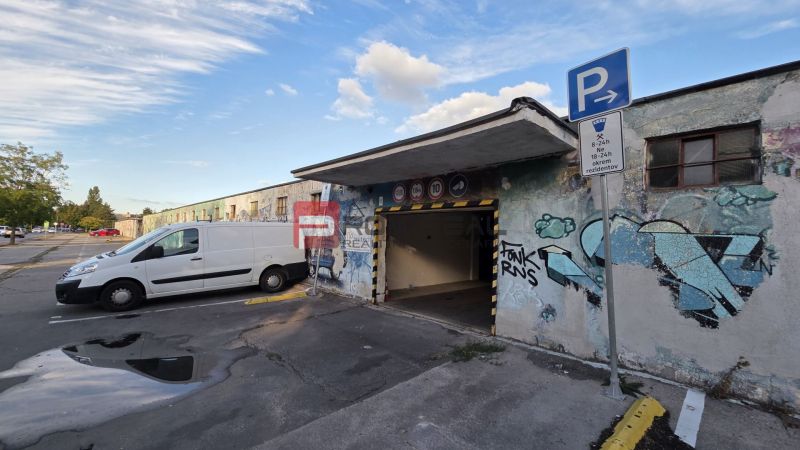 A Pozsonyi III. kerületben, a Pionierska utcában található garázsok, külső parkolók, graffiti a falakon.