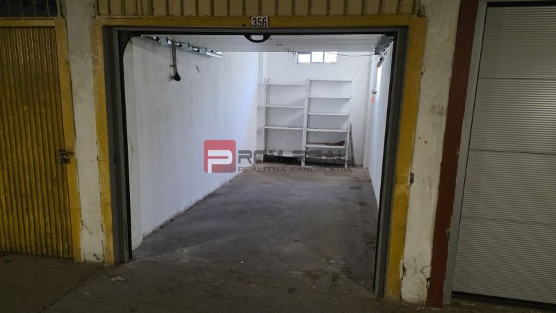 Nyitott garázsok a Pionierska utcában, Pozsony III, hátul polcokkal.