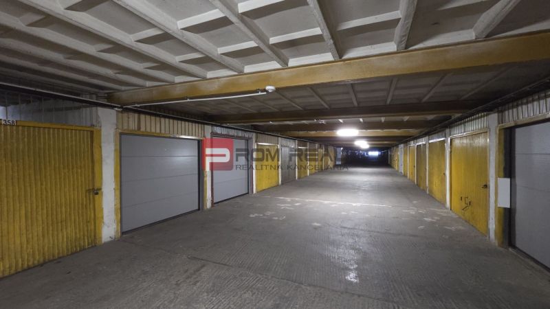 Pionierska utcai garázsok Pozsony III-ban sárga és szürke kapukkal, beton szerkezet.