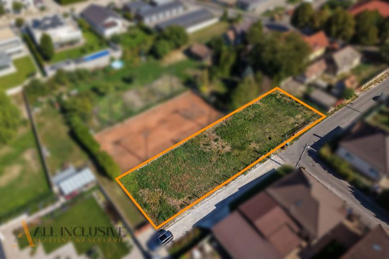 Telkek - lakóövezet a Dunaszerdahelyi Malé Blahovo utcában, zöldövezetben.