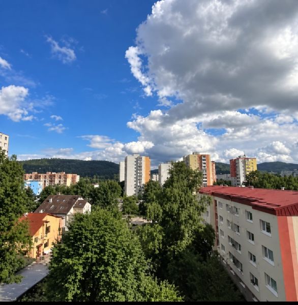 Kilátás a panelházakra és a zöldövezetre Dubnica nad Váhom városában, a Centrum I. utcában.