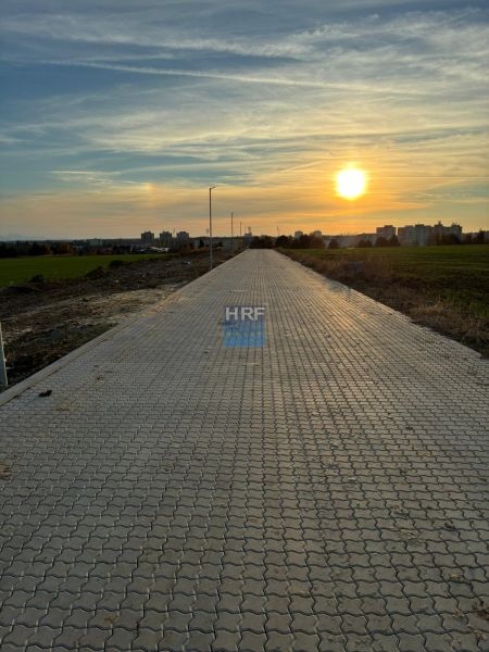 Szilárd út a Senicei Szőlőhegyen alkonyatkor, kilátással a városra.