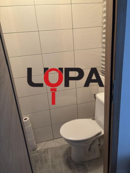 Egyszerű csempével és járólappal burkolt WC egy kétszobás lakásban.