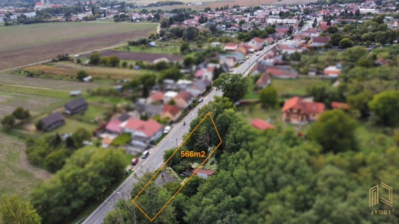 Légi felvétel egy 566 m²-es telekről Šaštín-Stráže-ban családi házak között.