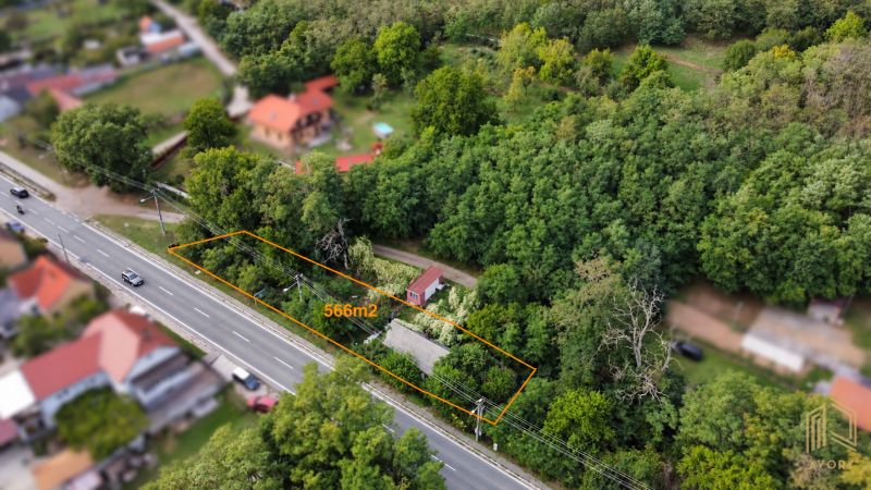 Légi felvétel a telken található házikóról Šaštín-Stráže-ban, családi házak mellett.