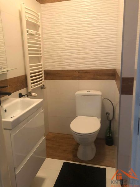 Kompakt fürdőszoba egy kétszobás lakásban mosdóval és WC-vel.