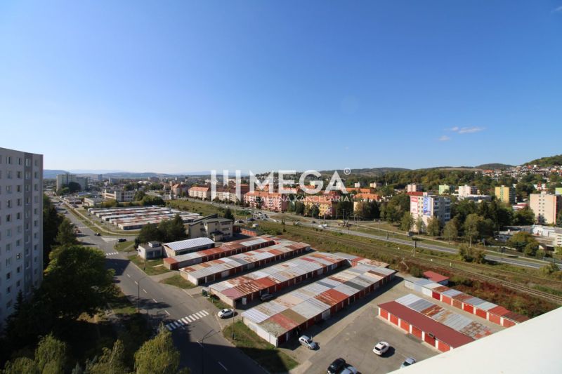 Kilátás egy háromszobás lakásból a Laborecká utcán, Homonnán, a város panorámájával.