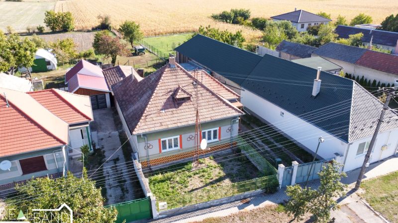Családi ház Királyréven kerttel és közeli szomszédokkal.
