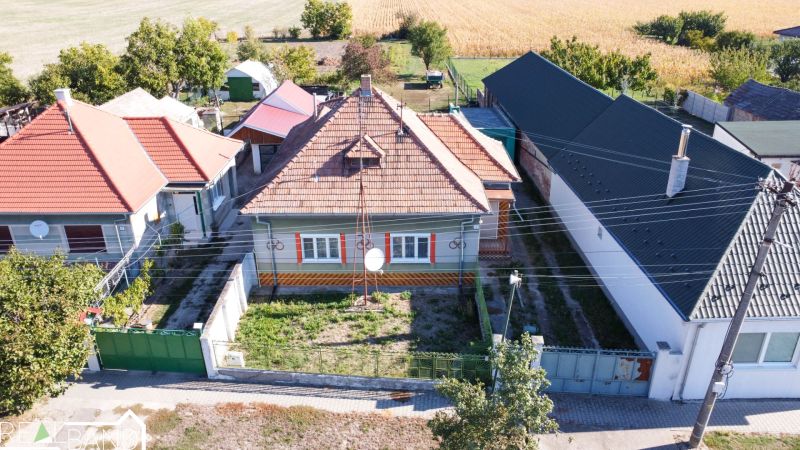 Családi ház Királyrévben tágas udvarral és megközelíthető úttal.