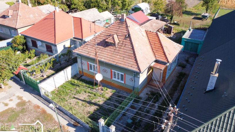 Családi ház Királyréven terrakotta tetővel és rendezett telekkel.