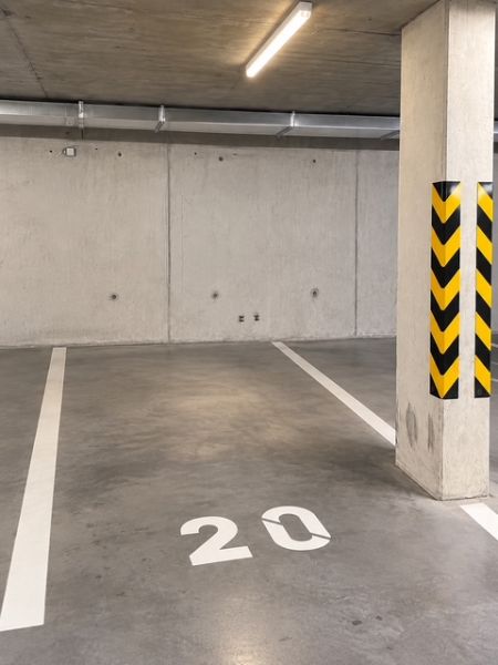 Földalatti garázs betonpadlóval és 20-as számú parkolóhellyel.
