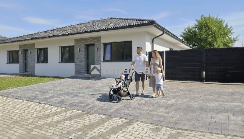 Családi ház Hôrka nad Váhom-ban, családdal a kövezett felhajtón.