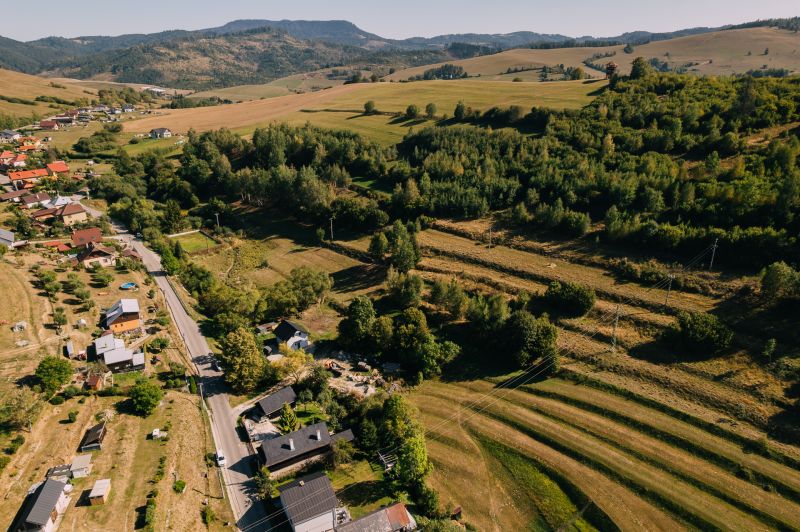 Légi felvétel a tájról a Rekreačné pozemky, Školská utca, Čierny Balog környékén, zölddel körülvéve.
