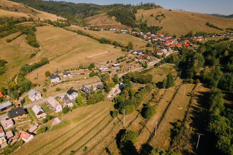 Kilátás a házakra és a tájra az Iskola utcában, Feketebalog, Üdülőterületek.